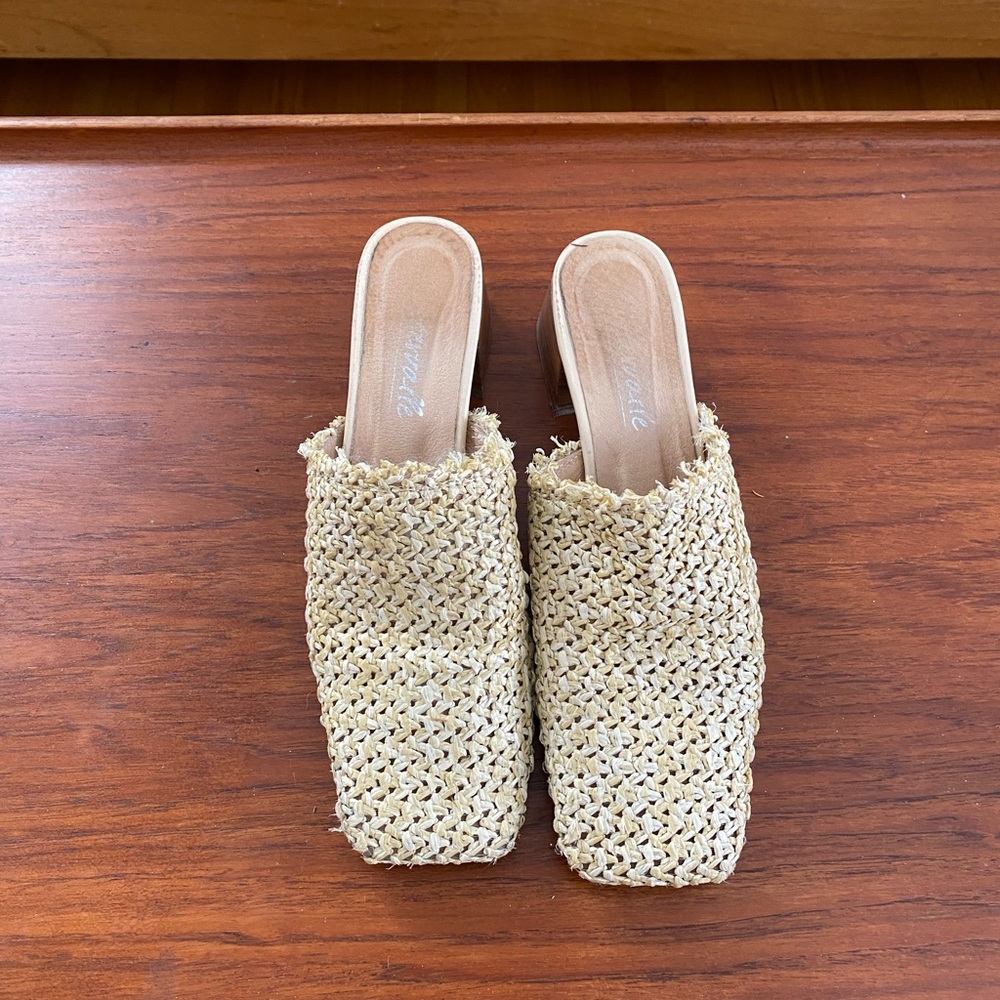 L'INTERVALLE Natural Woven Mule Slides